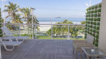 Premium kamer, aan zee | Uitzicht vanuit accommodatie