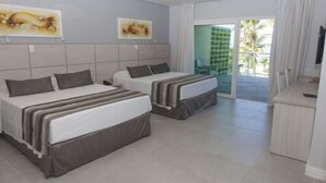 Une chambre d’hôtel avec deux lits, un bureau et une vue sur l’extérieur.