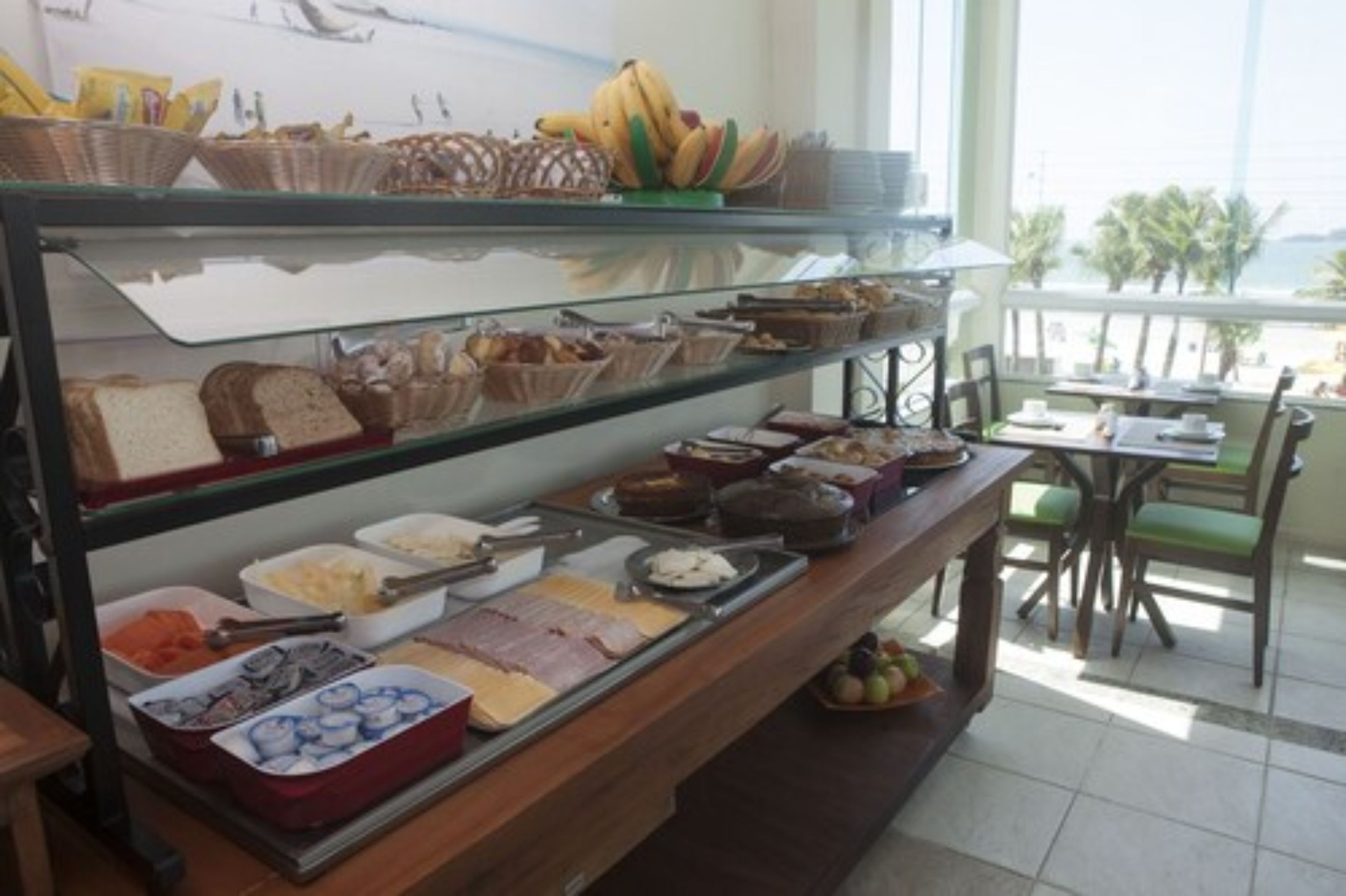 Un buffet proposant une variété de plats et des paniers de pain.