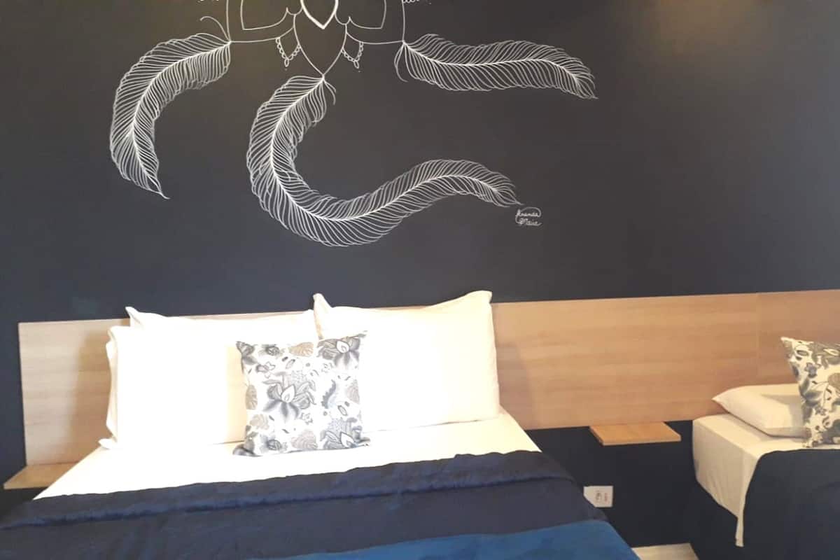 Standaard driepersoonskamer | Een laptopwerkplek, gratis wifi, beddengoed