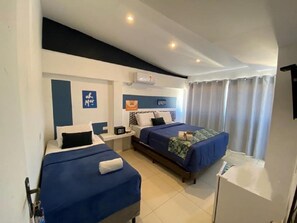 Quarto Quádruplo Premium | ノートパソコン用作業スペース、WiFi (無料)、ベッドシーツ