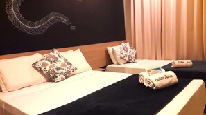 Chambre Quadruple Supérieure, vue mer | Espace de travail pour ordinateur portable, Wi-Fi gratuit, draps fournis
