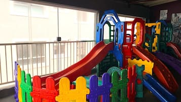 Área de juegos infantiles bajo techo