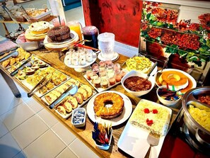 朝食 (ビュッフェ)、毎日提供 (無料)