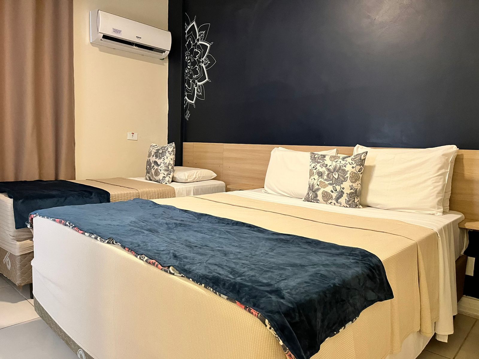 Premium Triple Room | Laptop workspace, free WiFi, bed sheets
