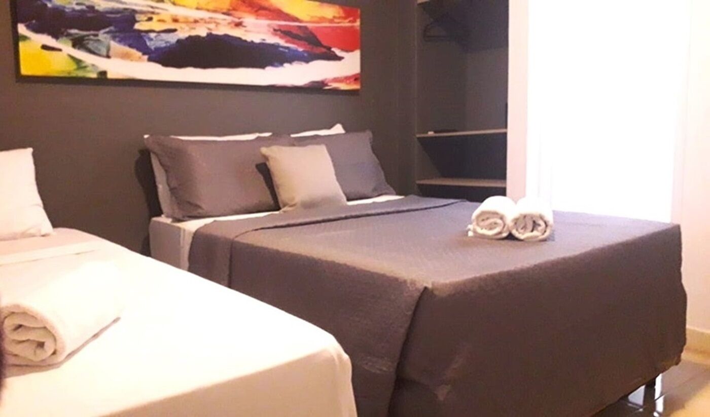 Quarto Quádruplo Premium | Laptop workspace, free WiFi, bed sheets