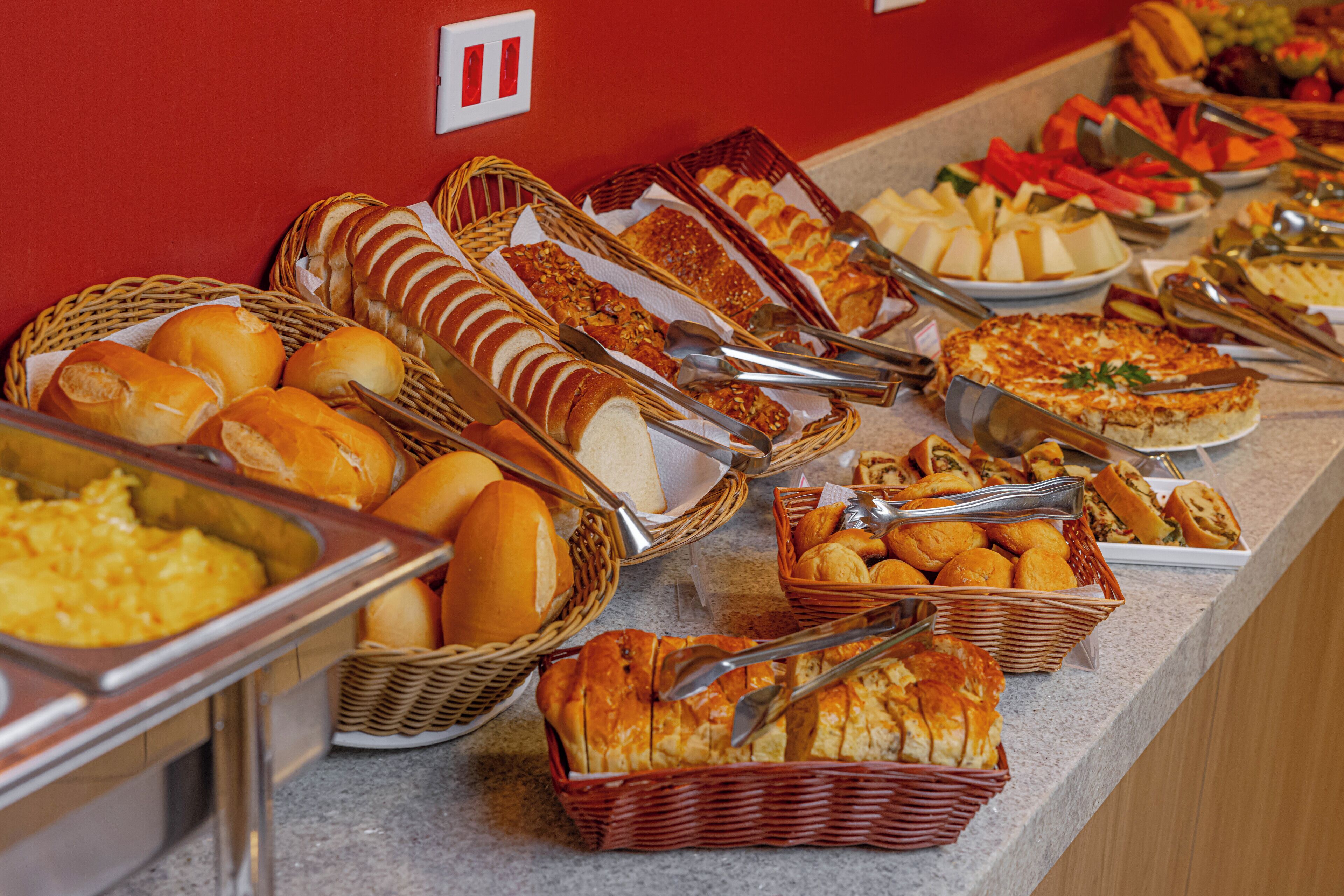 Un buffet proposant une variété de plats et d’ustensiles.