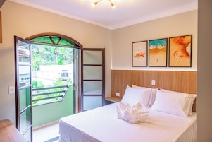 Minibar, decoración personalizada, wifi gratis y ropa de cama