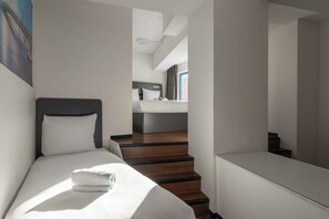 Memory-foam beds, soundproofing, iron/ironing board, free WiFi - easyHotel Rotterdam City Centre (Rotterdam)