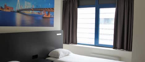 Chambre Standard avec lits jumeaux, 2 lits une place | Fer et planche à repasser, Wi-Fi gratuit, draps fournis