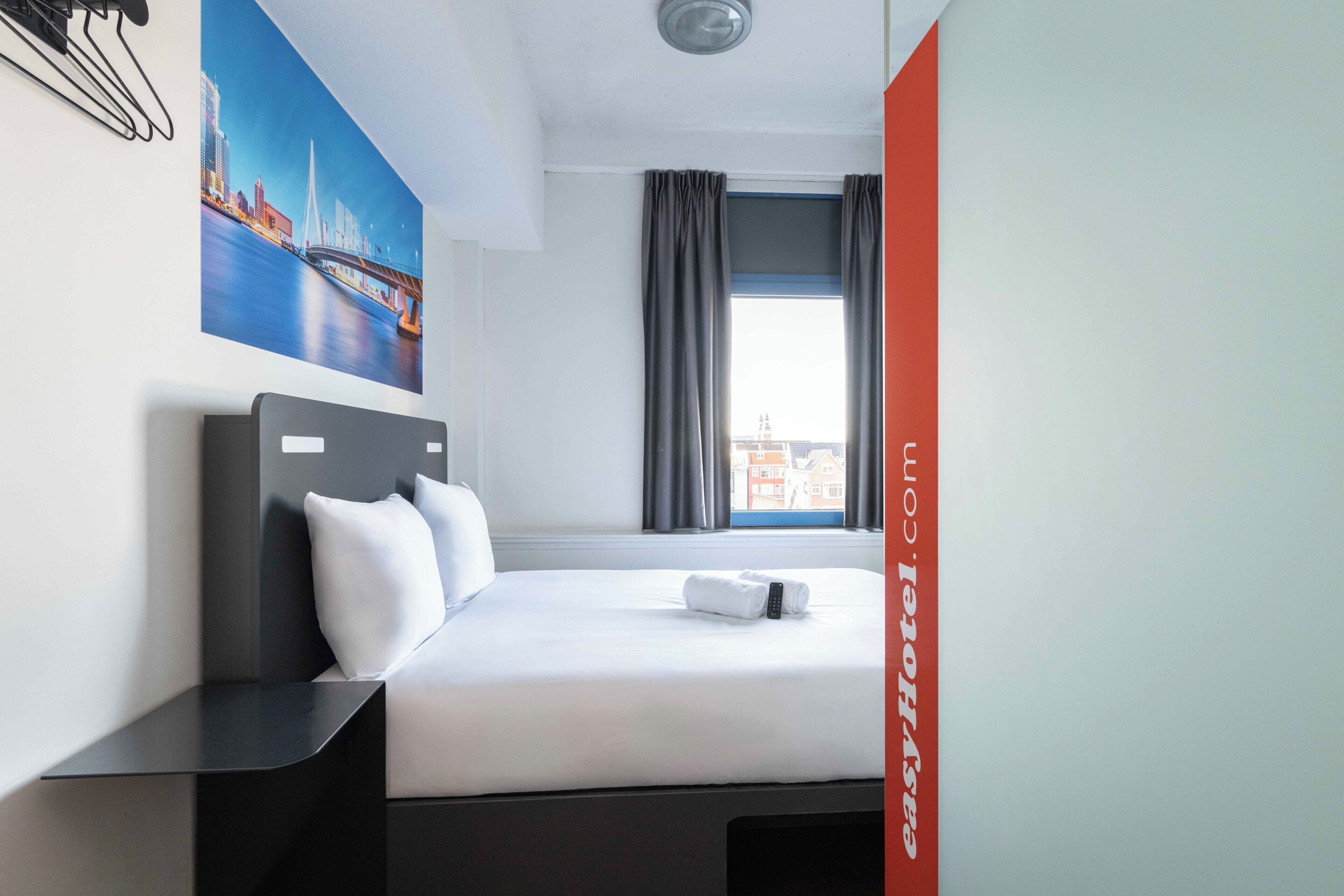Small Room, 1 Double Bed | 隔音、熨斗/熨衣板、免費無線上網、床單