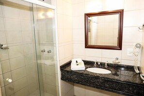 Shower, hair dryer, towels, soap - Timbó Park Hotel (Timbo)