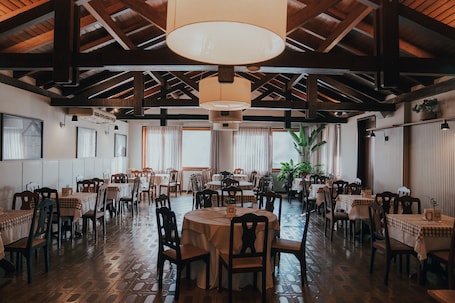 Se sirven desayunos, almuerzos y cenas; cocina brasileña. Timbó Park Hotel