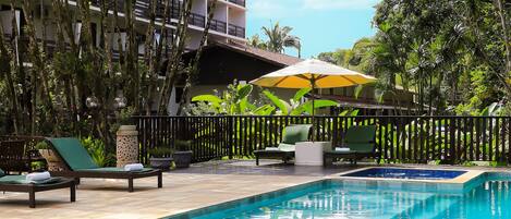 Una piscina al aire libre (de 07:00 a 22:00), sombrillas, tumbonas