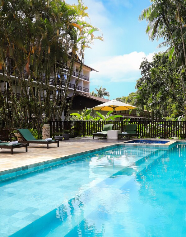 Außenpool, geöffnet von 07:00 Uhr bis 22:00 Uhr, Sonnenschirme