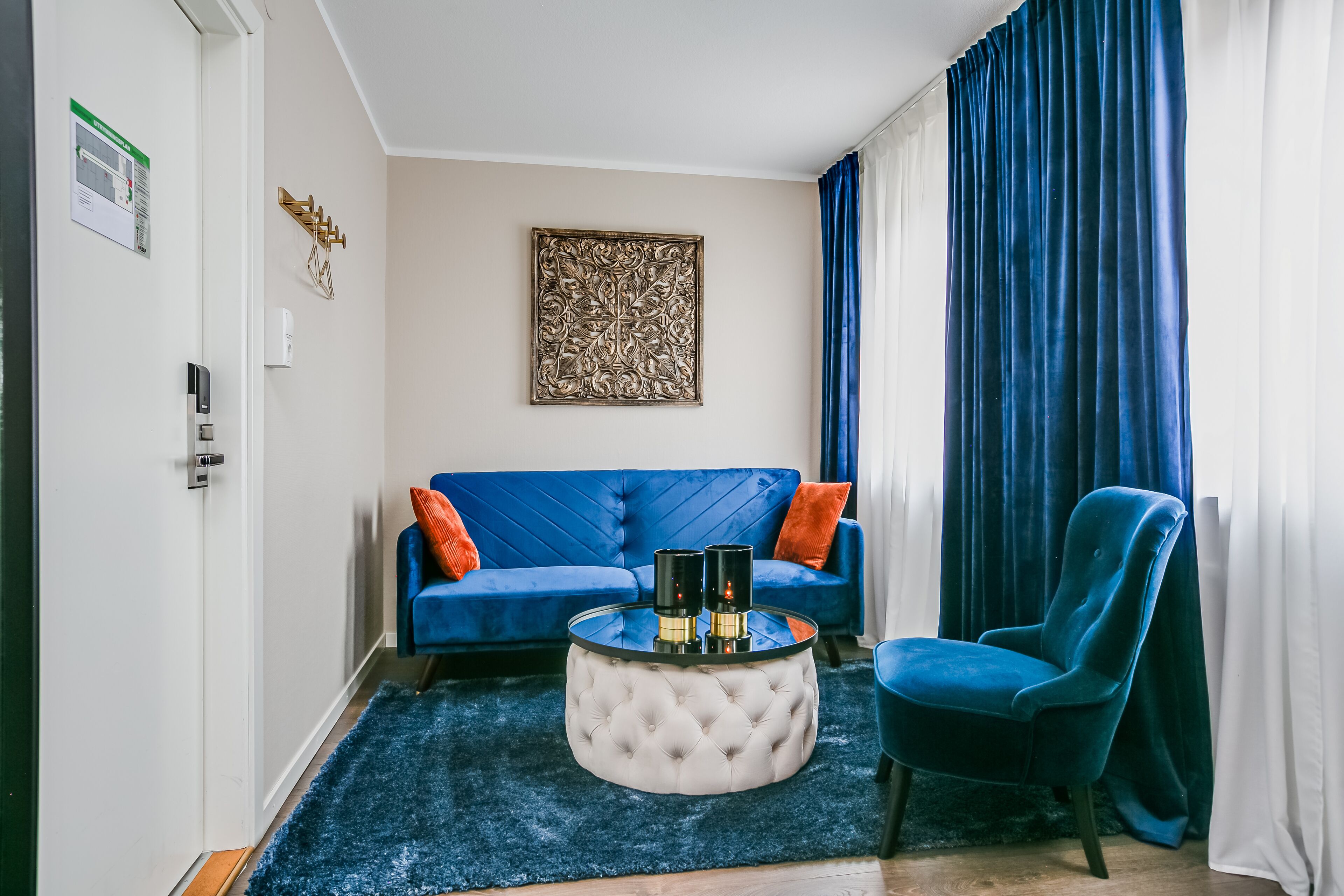 Quarto superior, 1 cama King, para não fumantes, banheira de hidromassagem (with Sofabed) | Escrivaninha, espaço de trabalho para notebook, cortinas blackout