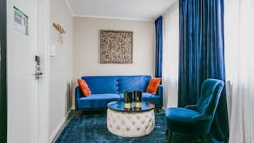 Quarto superior, 1 cama King, para não fumantes, banheira de hidromassagem (with Sofabed) | Escrivaninha, espaço de trabalho para notebook, cortinas blackout