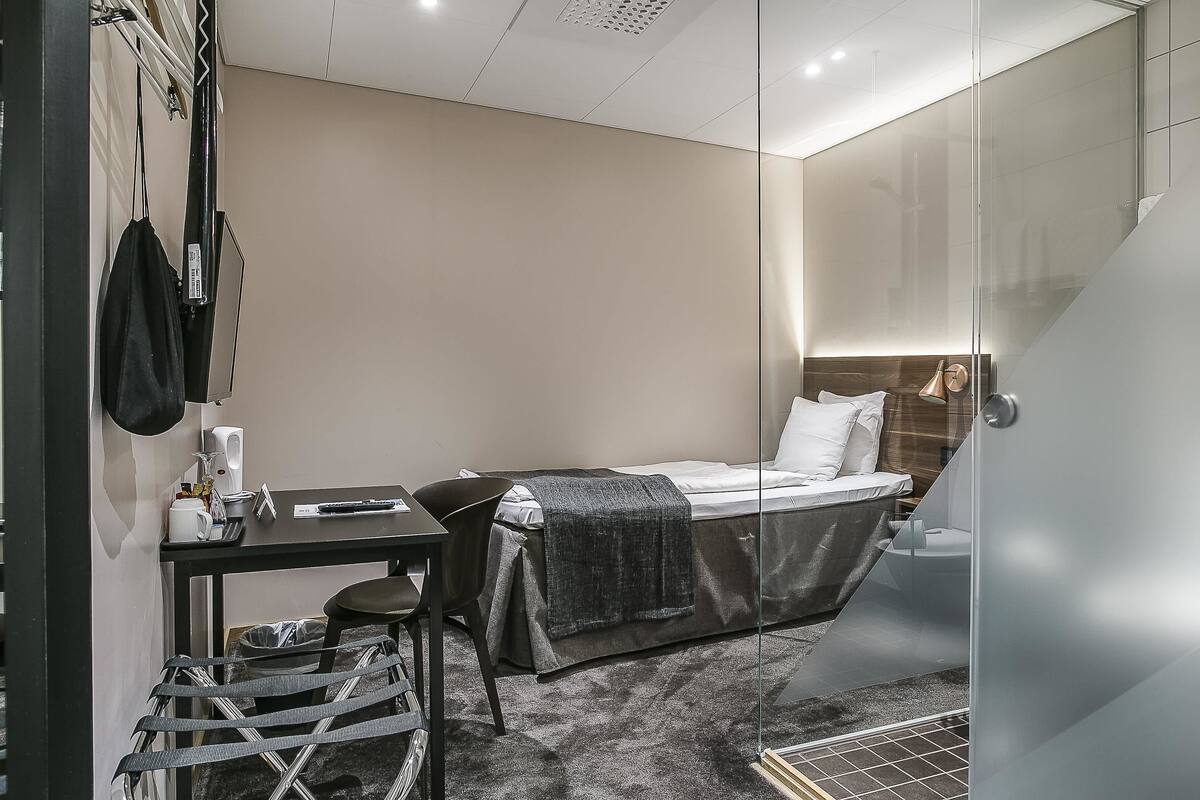 Standard Room, 1 Twin Bed, Non Smoking, No Windows | Desk, laptop workspace, blackout drapes, iron/ironing board