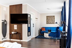 Superior Room, 1 King Bed, Non Smoking, Jetted Tub (with Sofabed) | Desk, laptop workspace, blackout drapes, iron/ironing board