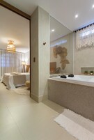 Minibar, wifi gratis y ropa de cama 