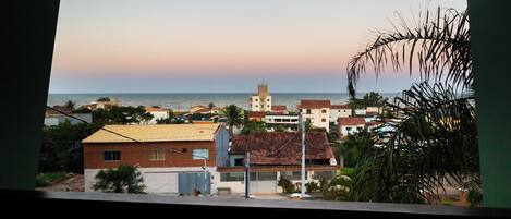 Vista de un pueblo costero con edificios y cielo despejado.