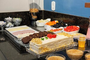 Café da manhã com buffet grátis todos os dias