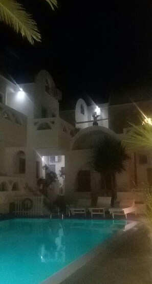 Outdoor pool - Athanasia Apartments (Santorini)