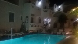 Outdoor pool, pool umbrellas, pool loungers - Athanasia Apartments (Santorini)