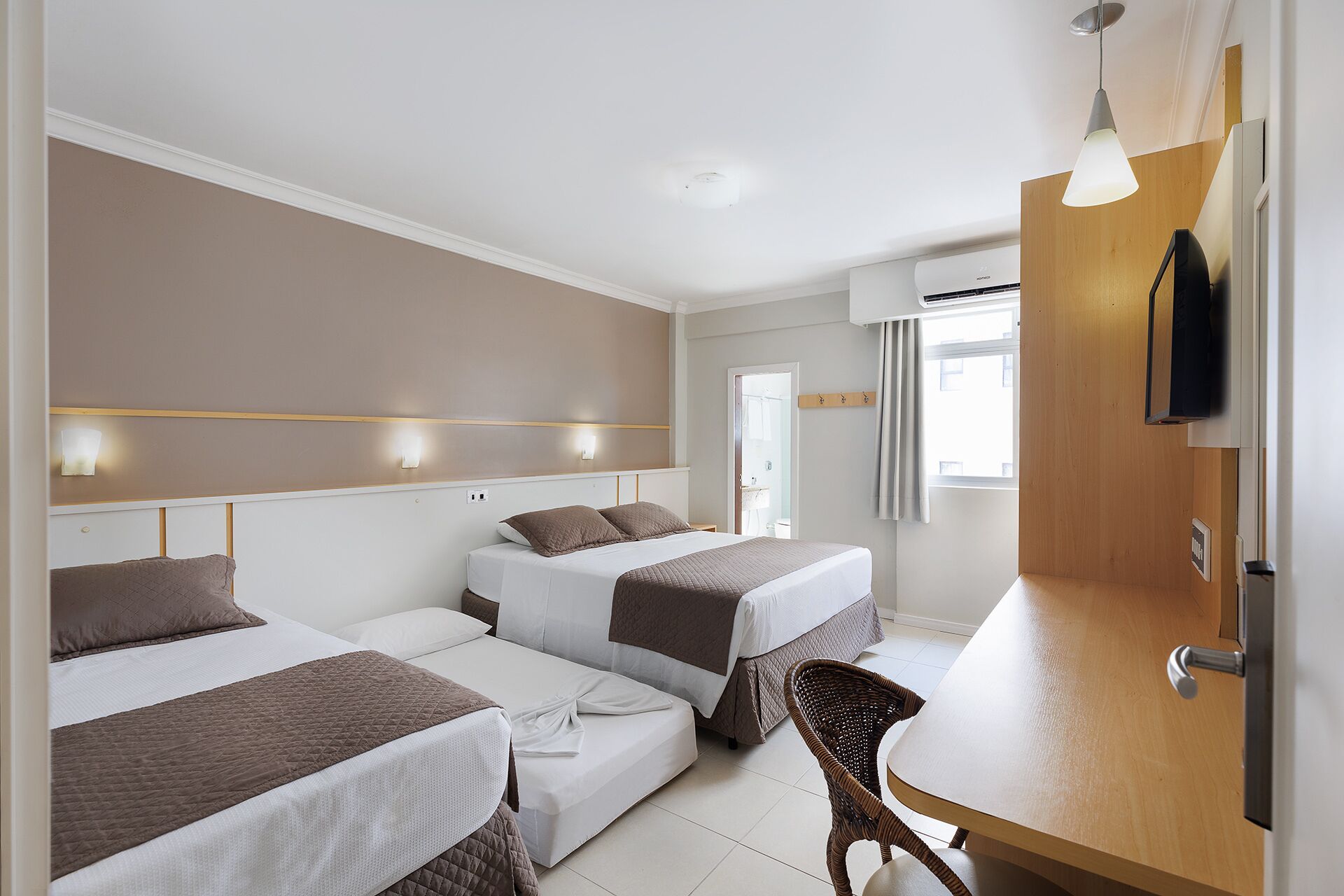 Minibar, safe på rommet, skrivebord og skrivebord for bærbar PC