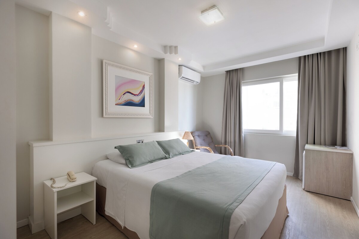 Executive Room | Minibar, in-room safe, desk, laptop workspace