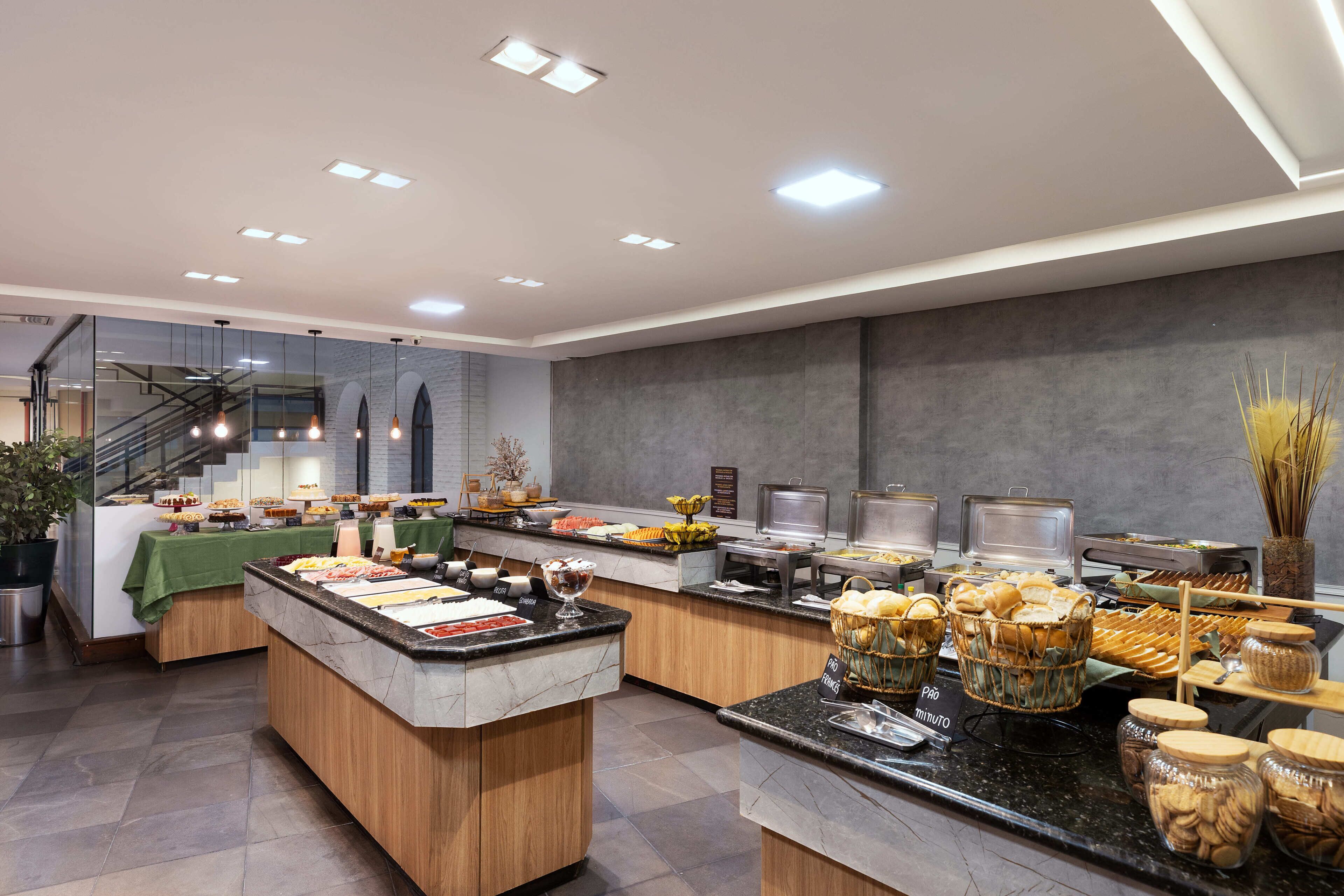 Café da manhã com buffet grátis todos os dias