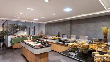 Café da manhã com buffet grátis todos os dias