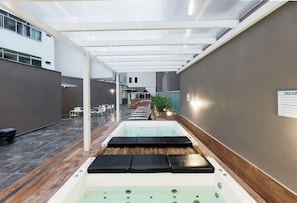 Innenpool, Liegestühle