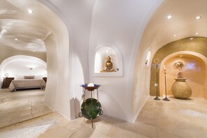 Family Suite | In-room safe, free cots/infant beds, free WiFi, bed sheets - Heliophos Boutique Caves (Santorini)
