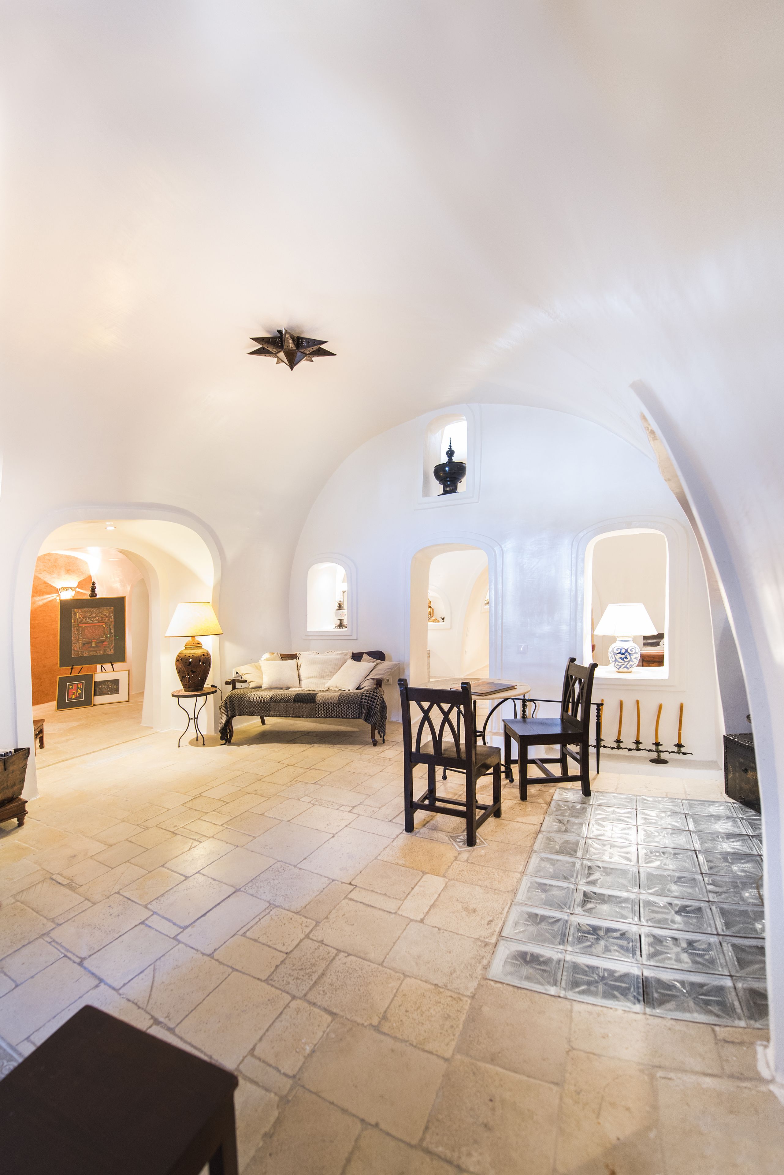 deluxe suite | living area | tv, dvd player