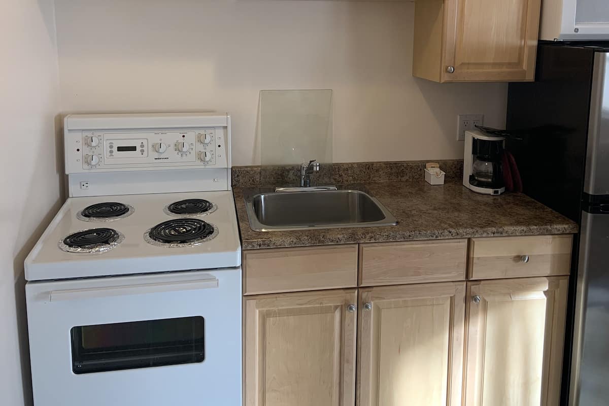 Buzdolabı, mikrodalga fırın, kahve/çay makinesi