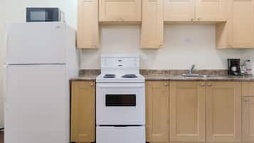 Studio | Private kitchen | Fridge, microwave, coffee/tea maker, toaster