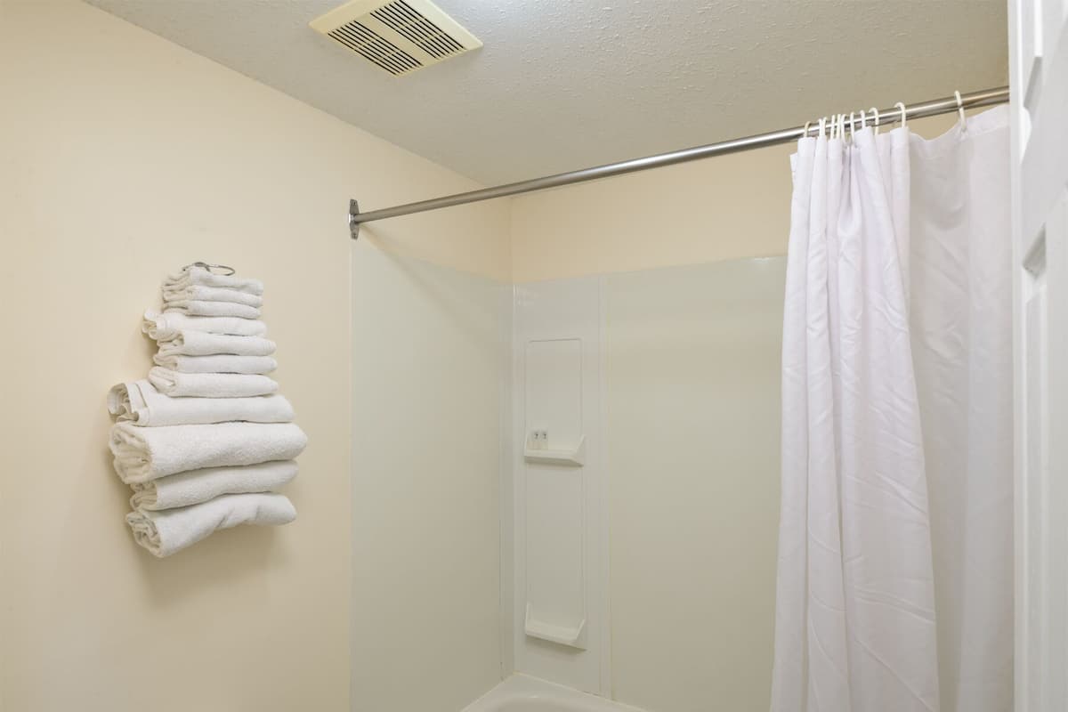 Standard Oda, 2 Çift Kişilik Yatak | Banyo | Ücretsiz banyo/kozmetik ürünleri, havlu, sabun, şampuan