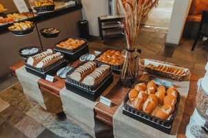 Café da manhã com buffet grátis todos os dias
