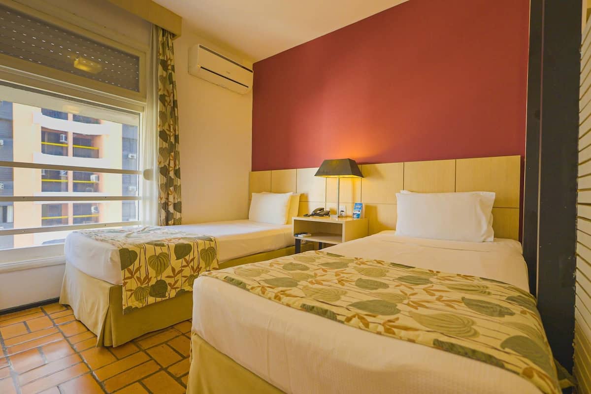 Ropa de cama de alta calidad, minibar, caja fuerte y escritorio