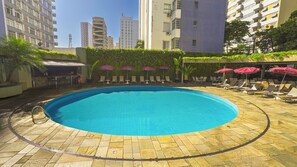 Outdoor pool, sun loungers - Ferraretto Guarujá Hotel & Spa (Guarujá)