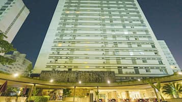 Bagian depan properti - sore/malam