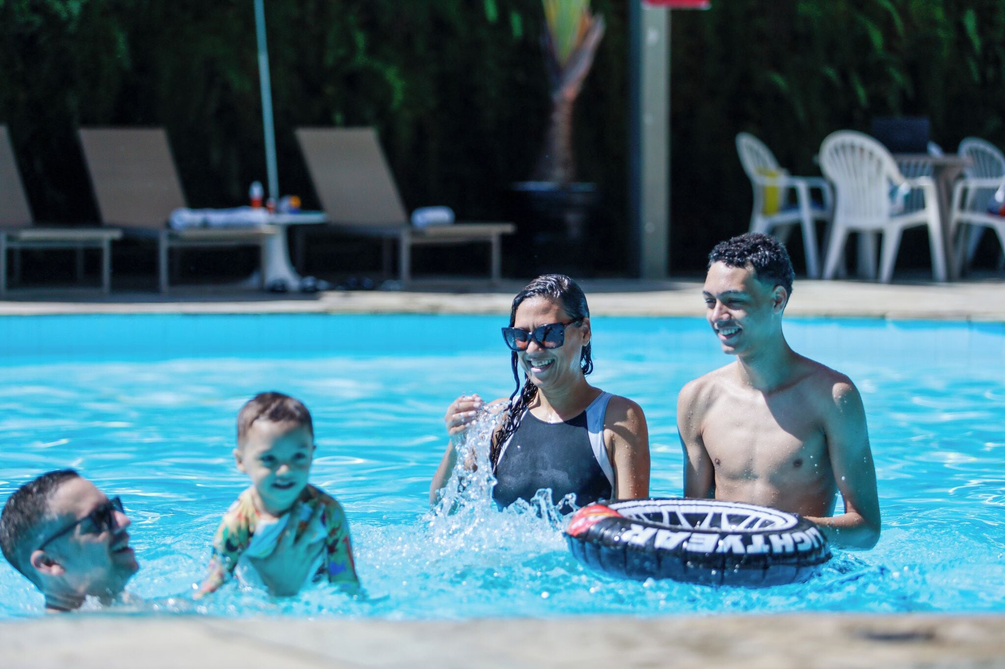 Piscina externa, espreguiçadeiras