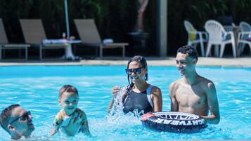 Piscina externa, espreguiçadeiras