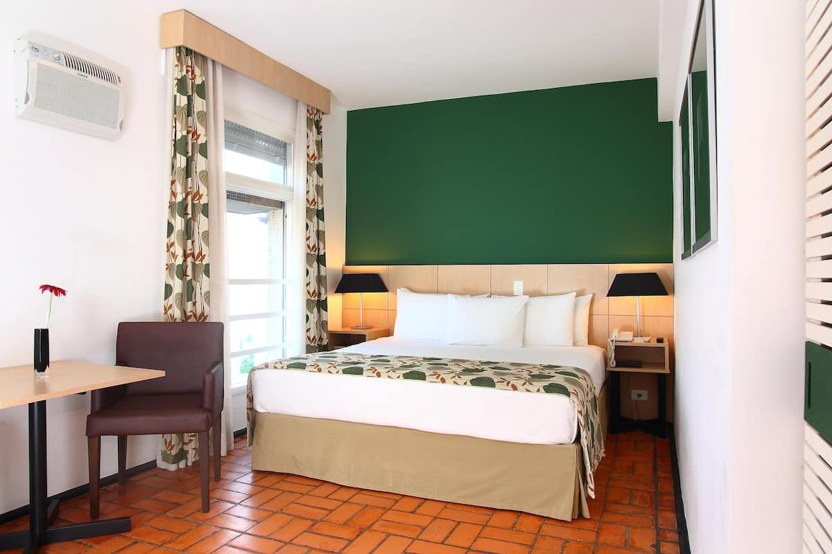 Hochwertige Bettwaren, Minibar, Zimmersafe, Schreibtisch