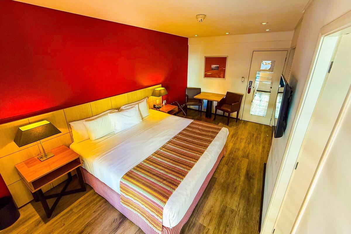 Ropa de cama de alta calidad, minibar, caja fuerte y escritorio