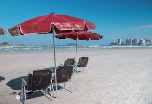 Beach nearby, white sand, sun loungers, beach umbrellas - Ferraretto Guarujá Hotel & Spa (Guarujá)