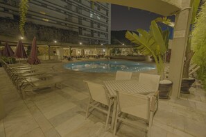 室外游泳池，提供日光浴躺椅