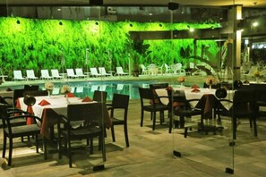 Petit déjeuner, déjeuner et dîner servis sur place, vue sur la piscine