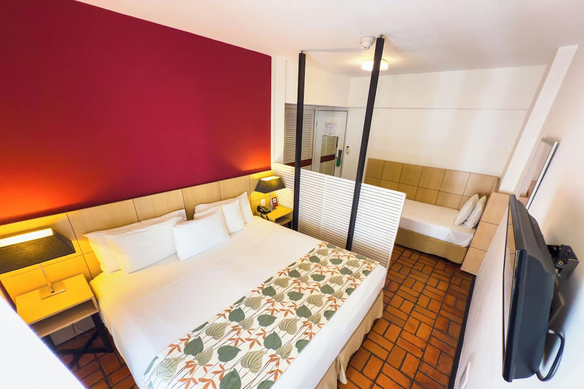Superior Triplo | Ropa de cama de alta calidad, minibar, caja fuerte y escritorio